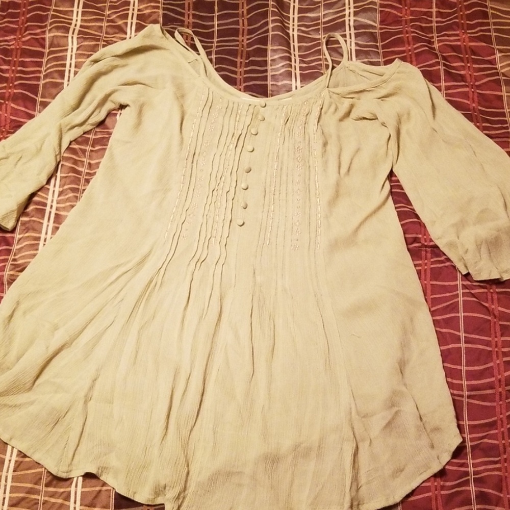 Offshoulder hip length top